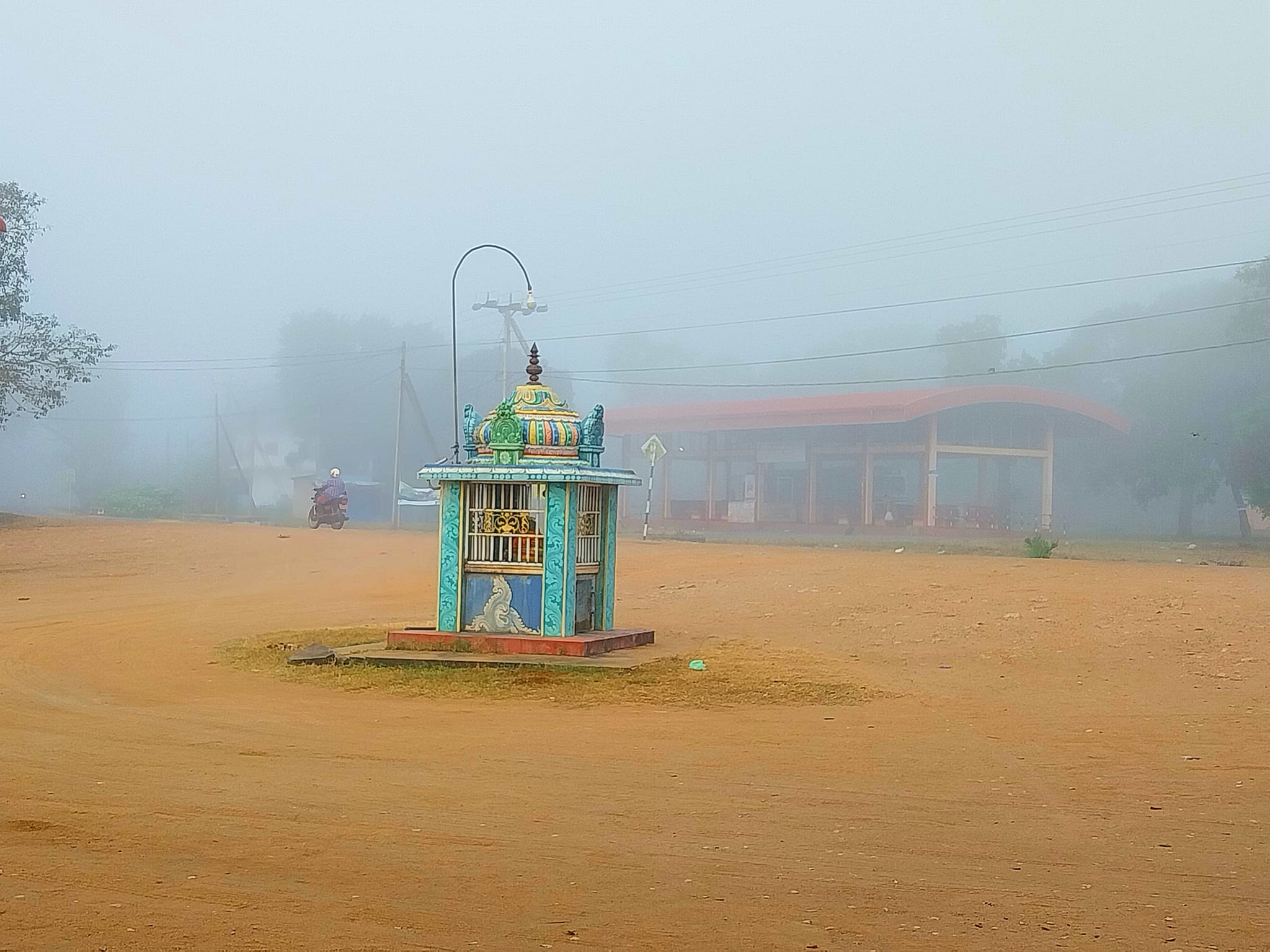 “முழங்காவிலிலும் மூட்டம்”